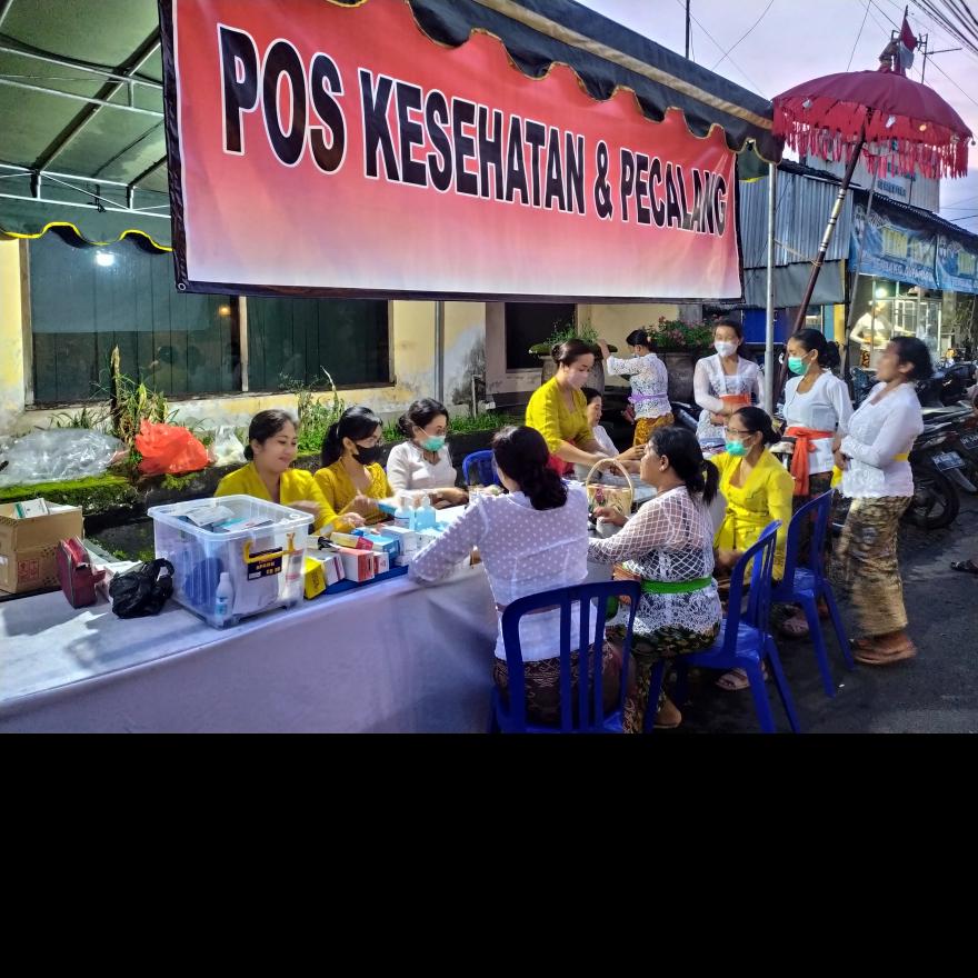 Pos Kesehatan Tim RDS Desa Kukuh Kerambitan Ramai Dikunjungi Masyarakat
