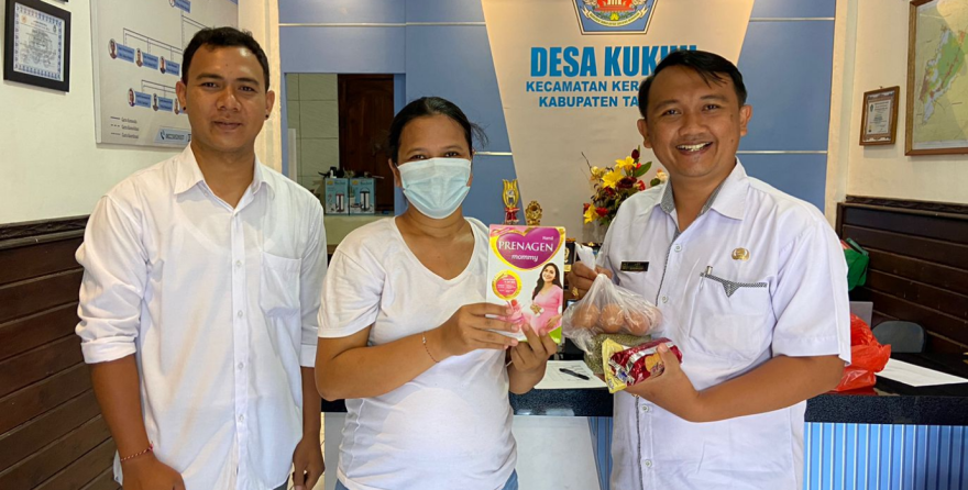 Cegah Stunting, Pemdes Kukuh Kerambitan Berikan PMT Kepada Ibu Hamil KEK & Balita Kurus