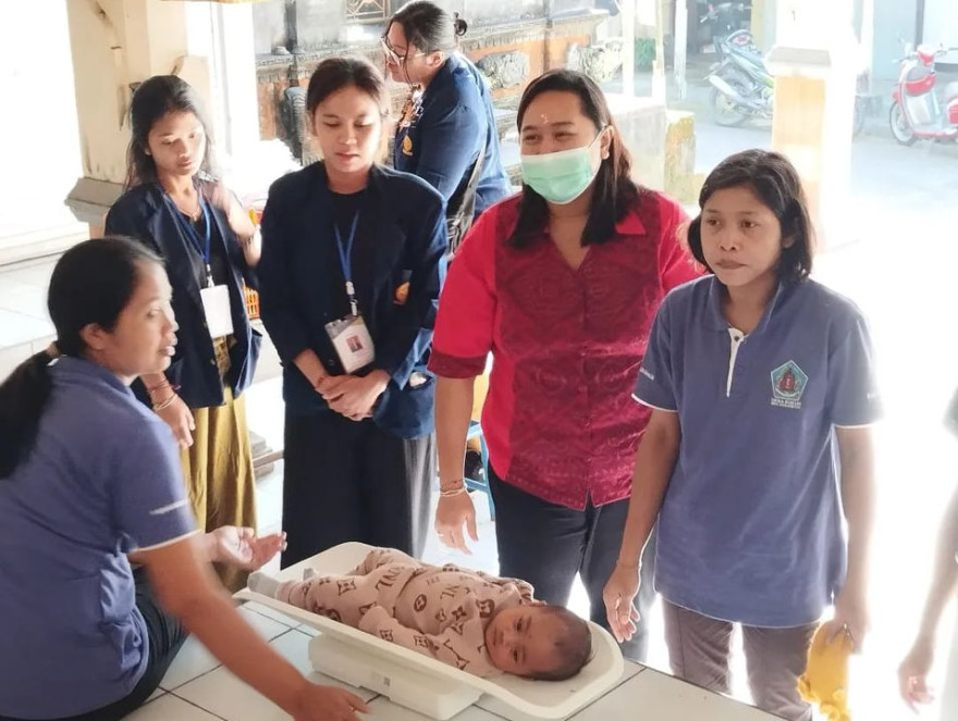 Ketua TP PKK Desa Kukuh Kerambitan Pantau Kegiatan Posyandu Balita