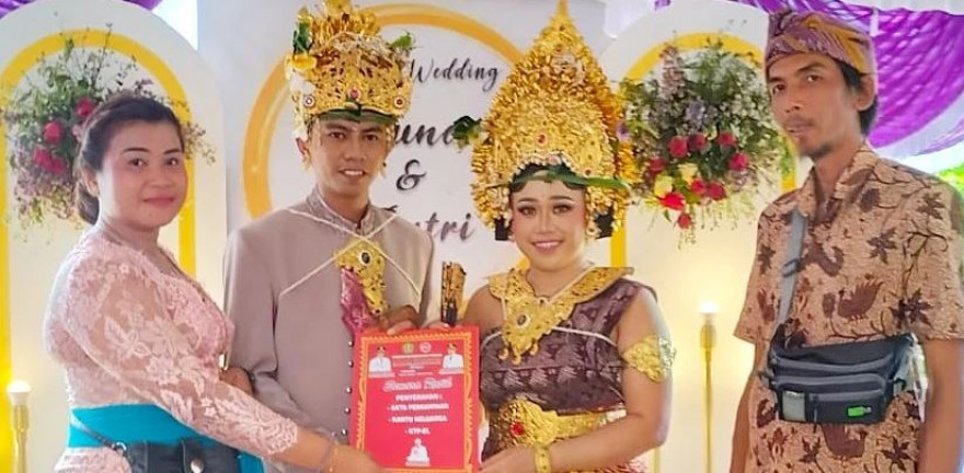 Ikut Program Semara Ratih, Junaedi & Putri Langsung Terima Akta Perkawinan Saat Acara Pawiwahan
