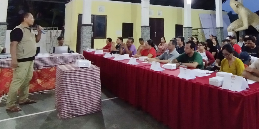 Jelang Pemungutan Suara Pemilu 2024, 56 Anggota KPPS Desa Kukuh Kerambitan Ikuti Bimtek