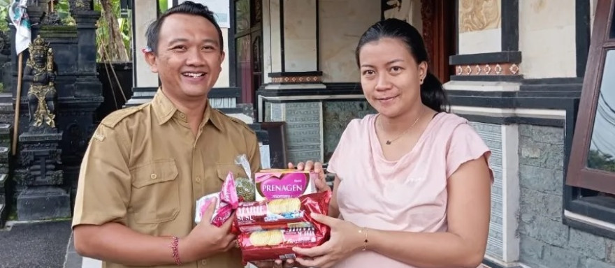 Pemdes Kukuh Kerambitan Serahkan PMT Pencegahan Stunting Kepada Ibu Hamil Berkebutuhan Khusus