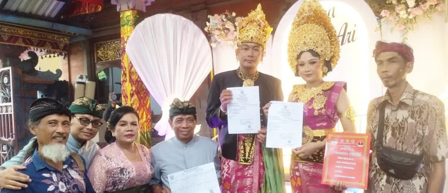 Penyerahan Dokumen Semara Ratih Kepada Indra & Ari Warga Kukuh Kelod