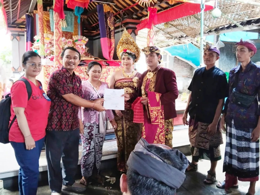 Penyerahan Dokumen Semara Ratih Kepada Mempelai Satria Wijaya & Junita Warga Samsaman Kelod