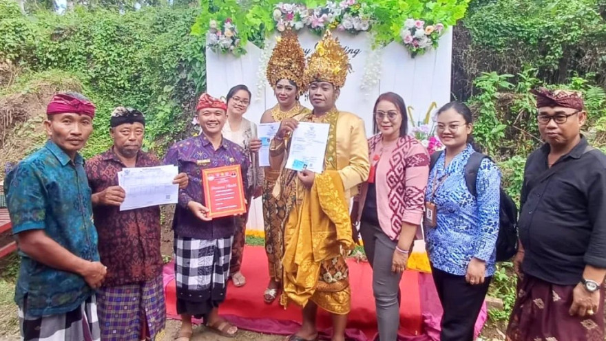 Perbekel Kukuh Kerambitan Serahkan Dokumen Semara Ratih Kepada Dua Mempelai